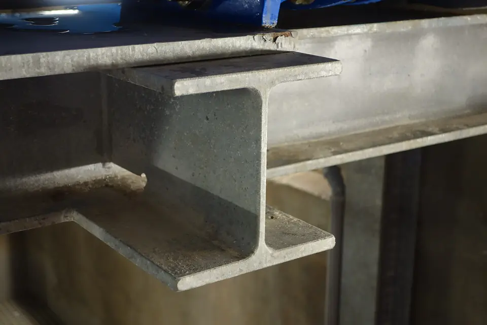 Poutre métallique en acier à profil en I, vue en gros plan, montrant l'âme et les ailes du profilé utilisé en structure.